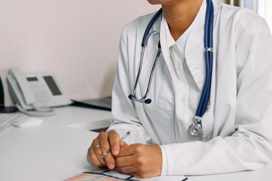 Conseiller santé échangeant autour d’un dossier de mutuelle